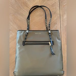 New Authentic Michael Kors Leila Olive
Green Large Nylon Tote Bag
